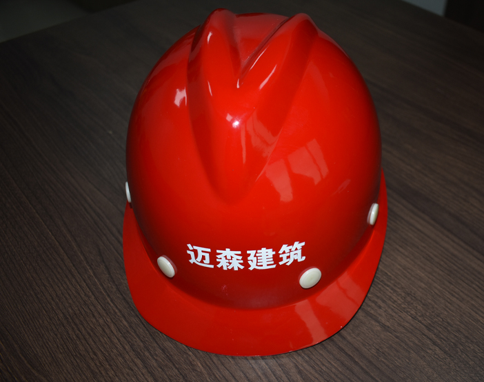 講述施工現(xiàn)場佩戴建筑安全帽注意事項。